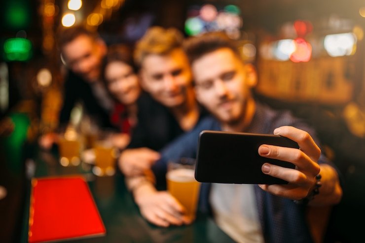Layar putaran Teen Patti dengan pilihan aksi pemain